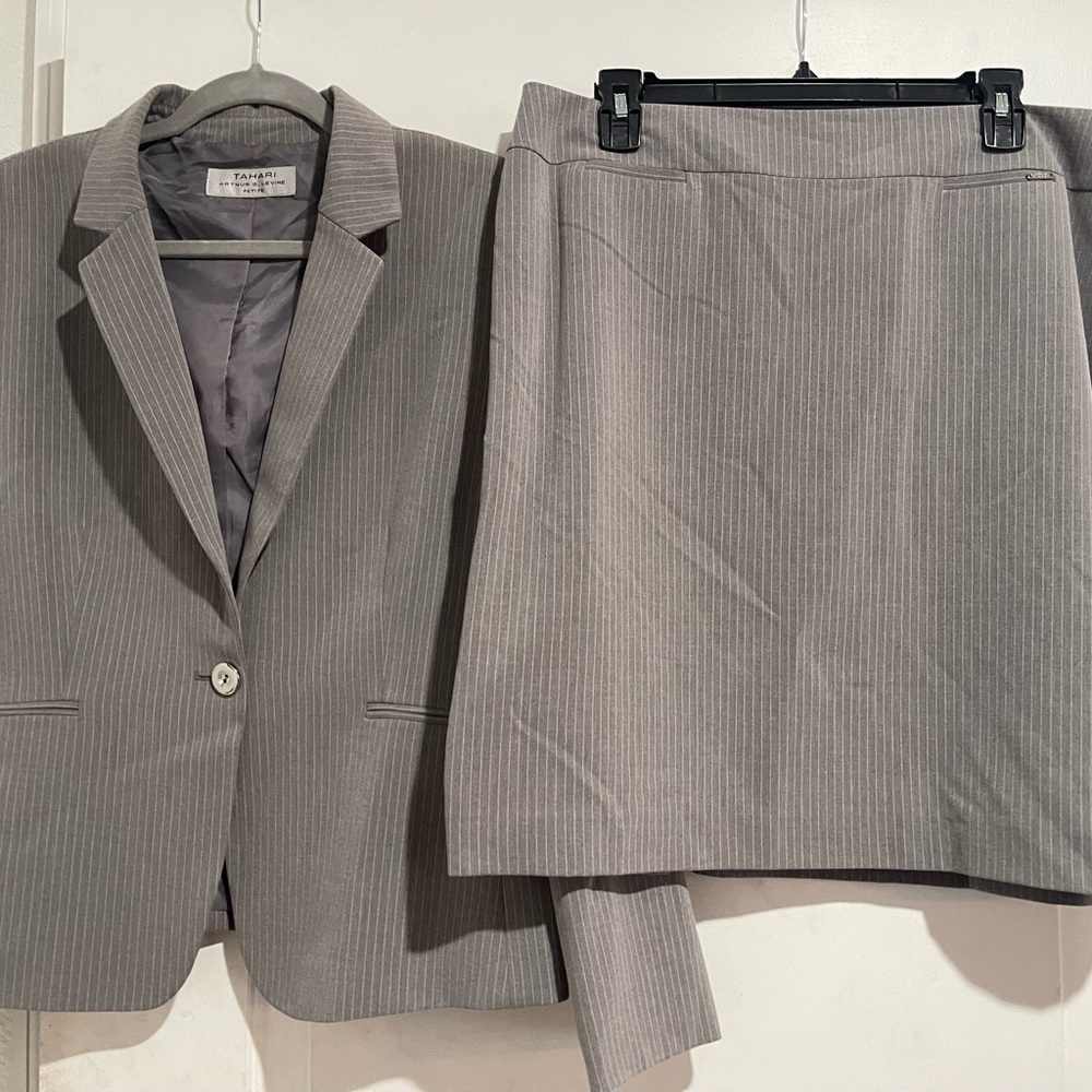 TAHARI Arthur Levine Skirt Suit Womens Size 10p Gray 1 Button Lined Pin Stripe
